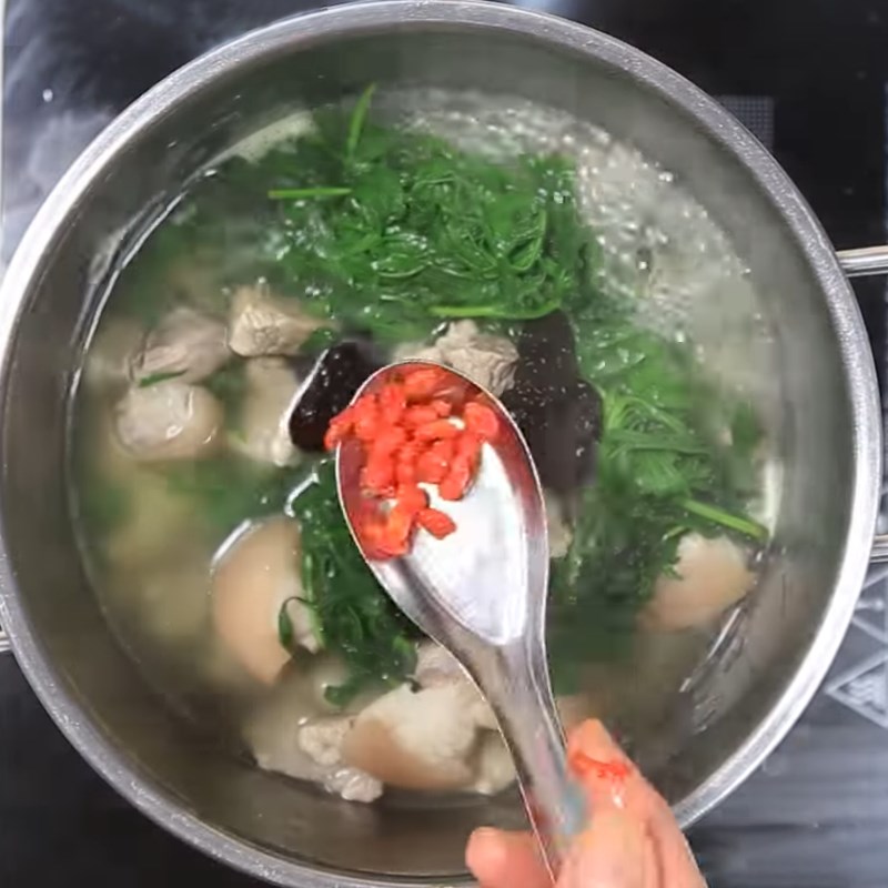 Bước 2 Hầm món ăn Chân giò hầm ngải cứu
