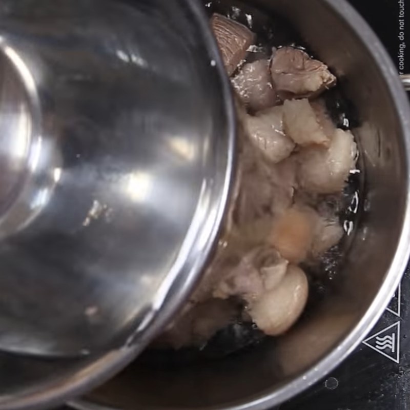 Bước 2 Hầm món ăn Chân giò hầm ngải cứu