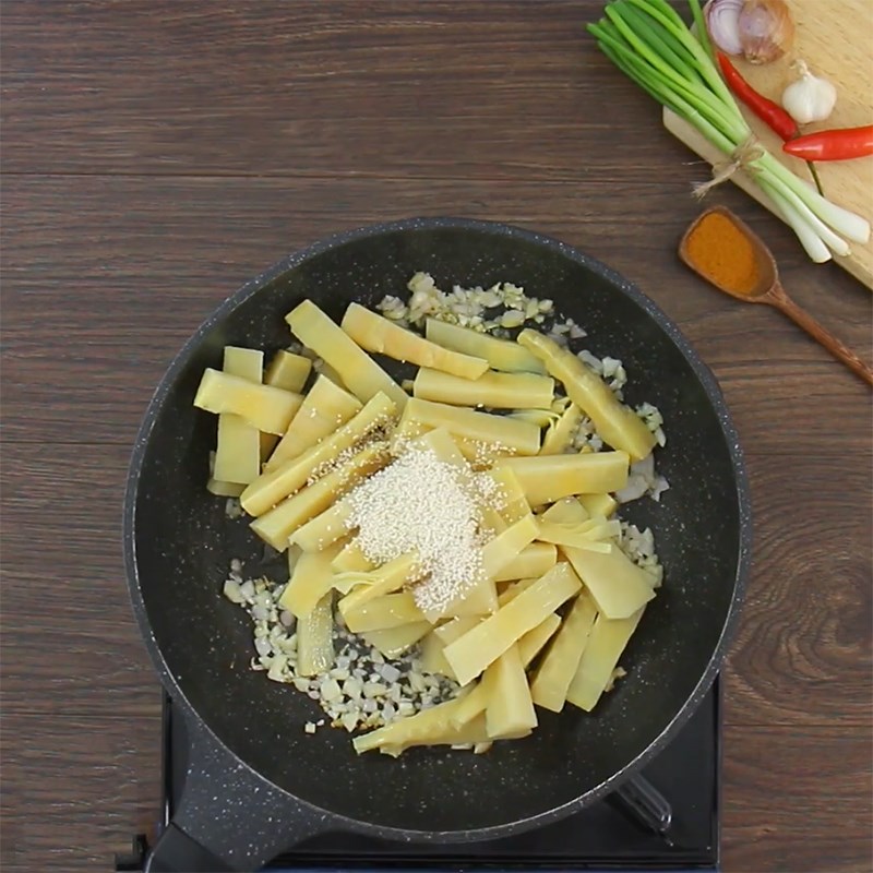 Bước 2 Sơ chế và xào măng Bún măng bò