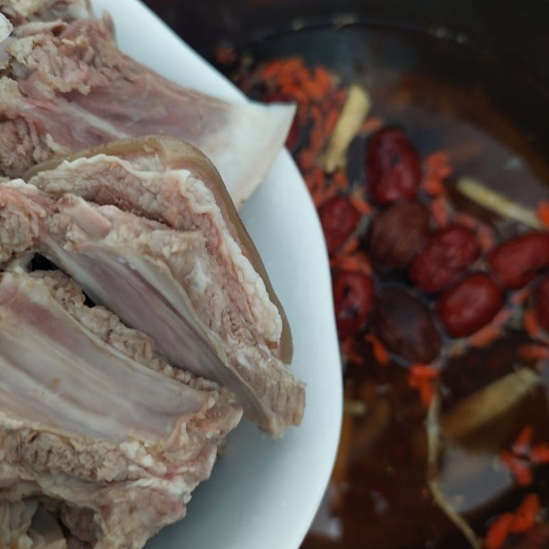 Bước 3 Hầm sườn dê thuốc bắc Sườn dê hầm thuốc bắc ngải cứu