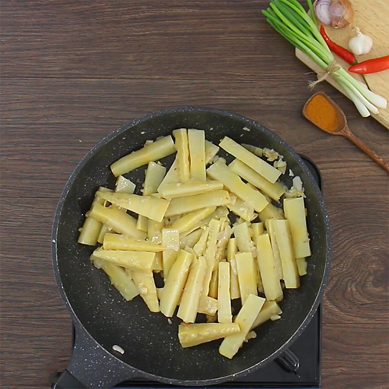 Bước 2 Sơ chế và xào măng Bún măng bò