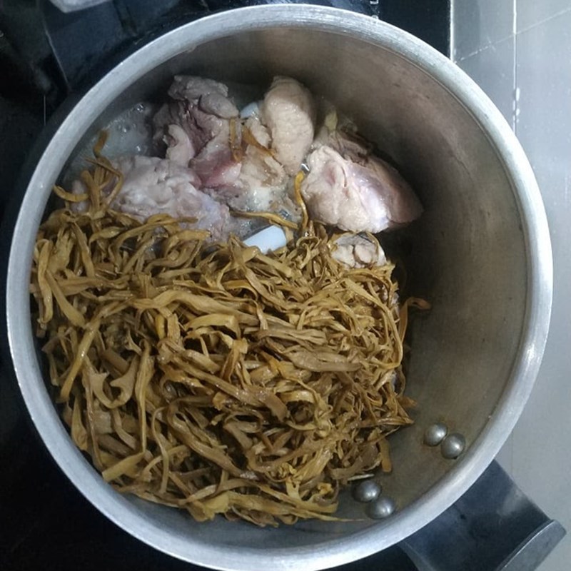 Bước 2 Hầm xương heo Măng khô hầm xương heo bằng nồi áp suất