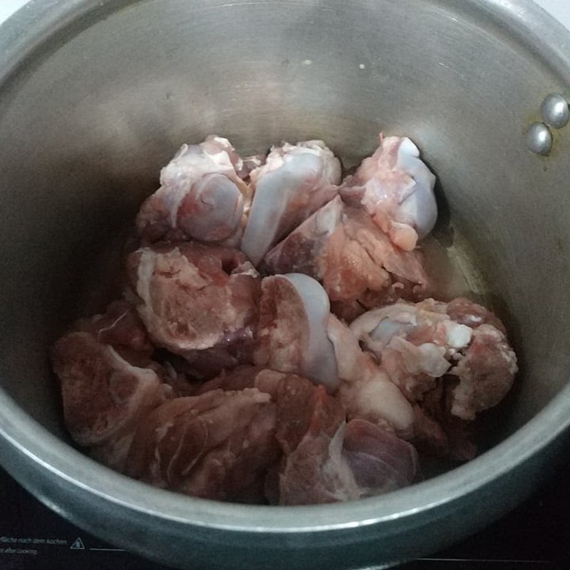 Bước 2 Hầm xương heo Măng khô hầm xương heo bằng nồi áp suất