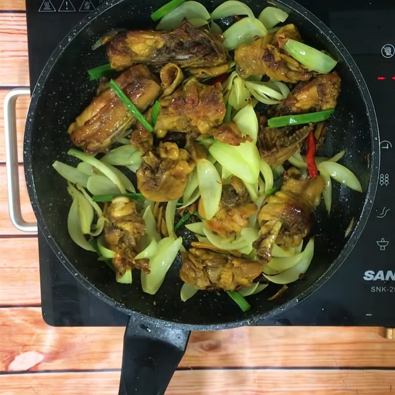 Bước 4 Làm gà xào Gà xào nghệ