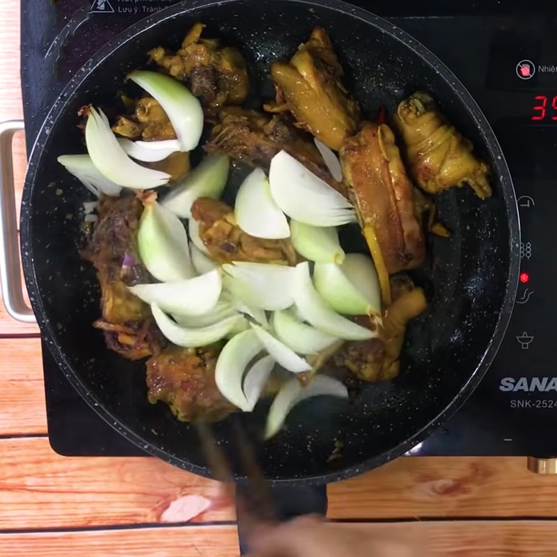 Bước 4 Làm gà xào Gà xào nghệ
