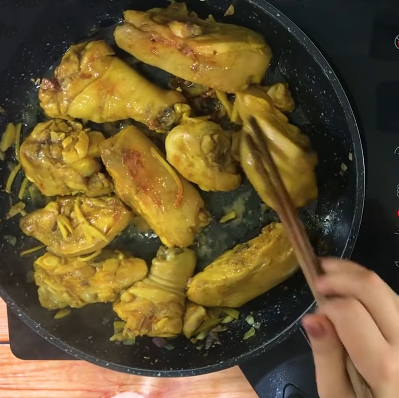 Bước 4 Làm gà xào Gà xào nghệ