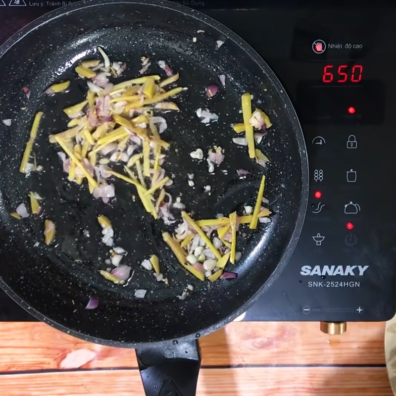 Bước 4 Làm gà xào Gà xào nghệ