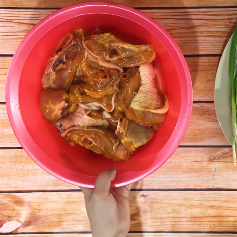 Bước 3 Ướp thịt gà Gà xào nghệ