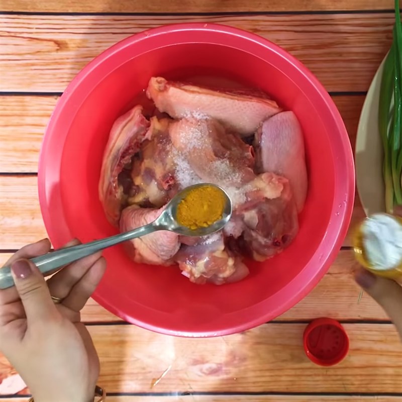 Bước 3 Ướp thịt gà Gà xào nghệ
