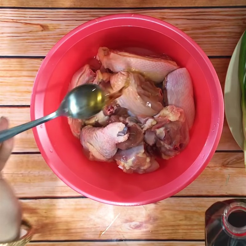 Bước 3 Ướp thịt gà Gà xào nghệ