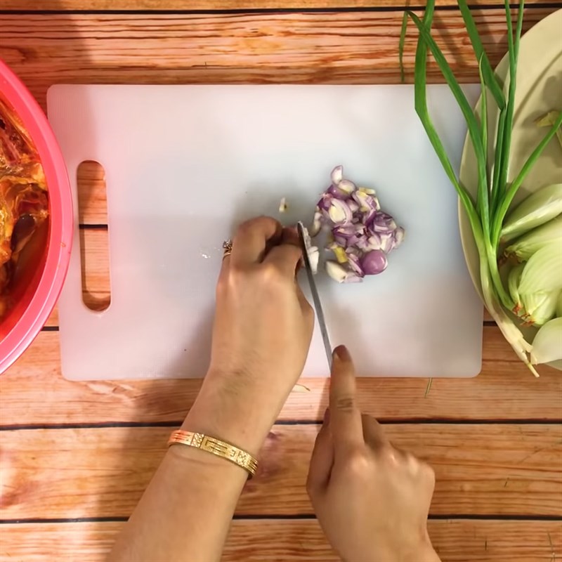 Bước 2 Sơ chế các nguyên liệu khác Gà xào nghệ