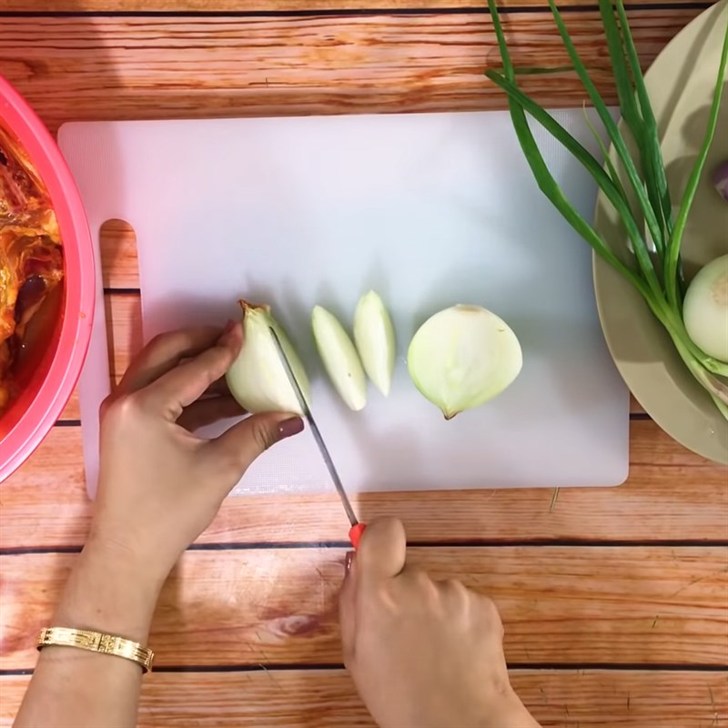 Bước 2 Sơ chế các nguyên liệu khác Gà xào nghệ