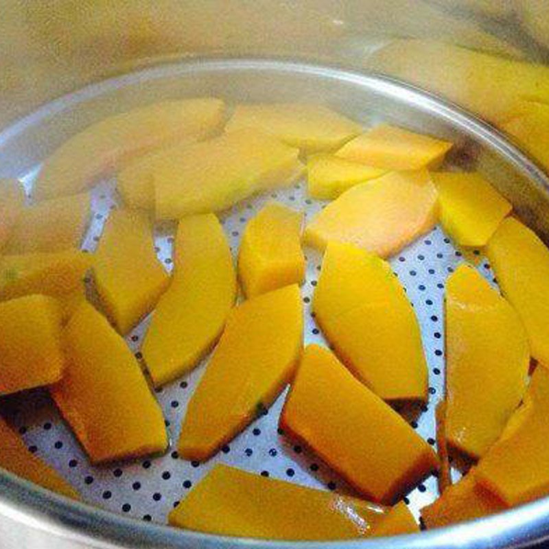 Bước 2 Hấp bí đỏ Bánh canh bí đỏ