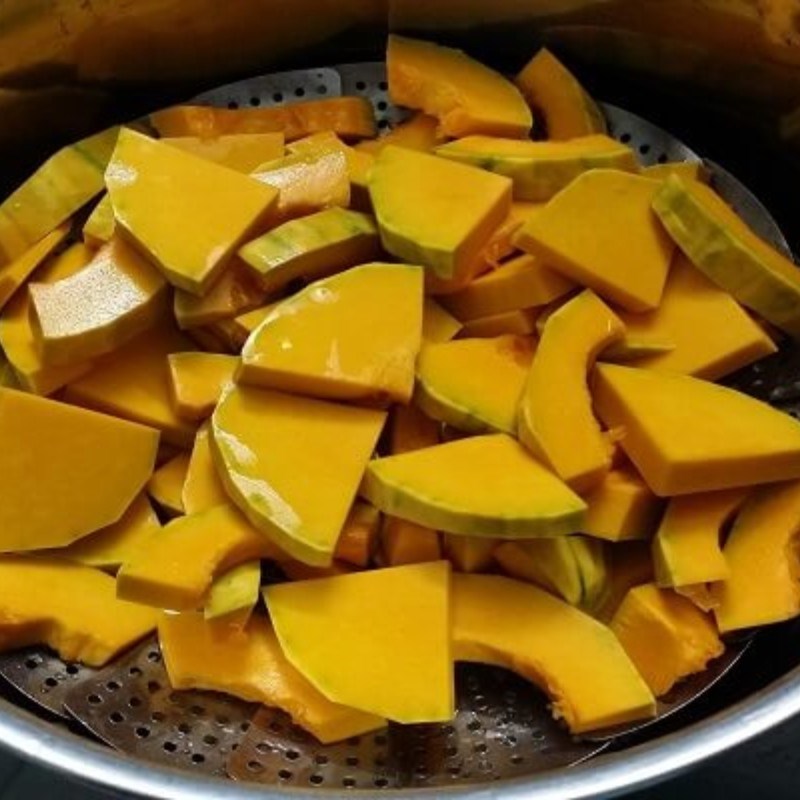 Bước 2 Hấp bí đỏ Bánh bao bí đỏ nhân đậu xanh