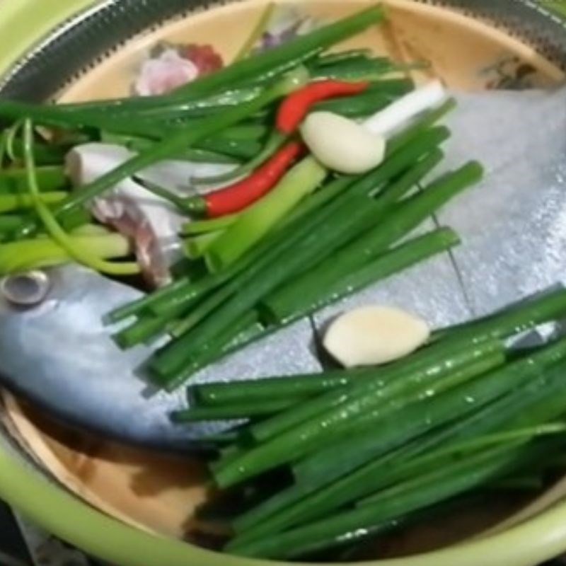 Bước 3 Hấp cá Cá chim hấp muối hành