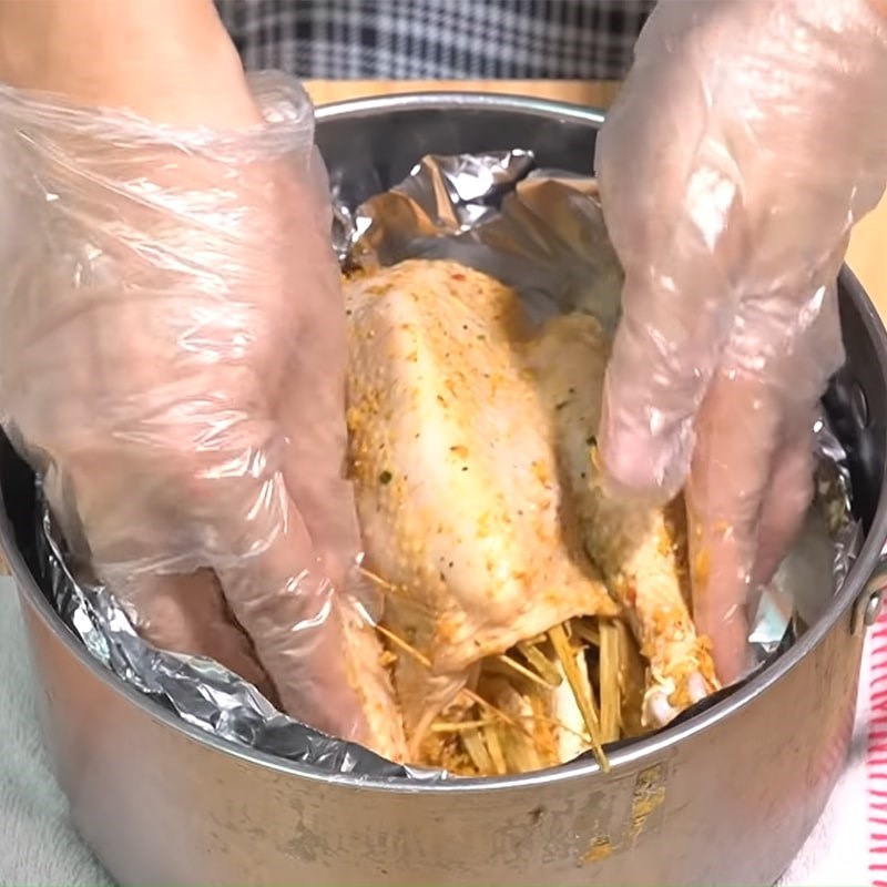 Bước 4 Hấp gà Gà bọc giấy bạc hấp muối