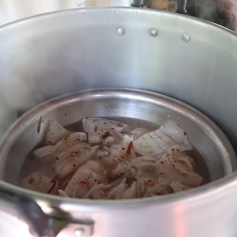 Bước 3 Hấp mực Mực hấp nước dừa