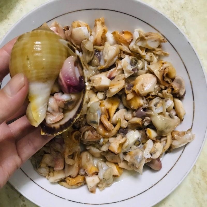 Bước 3 Hấp và cắt ốc tỏi Ốc tỏi nướng nước mắm (công thức được chia sẻ từ người dùng)