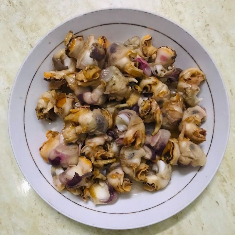 Bước 3 Hấp và cắt ốc tỏi Ốc tỏi nướng nước mắm (công thức được chia sẻ từ người dùng)