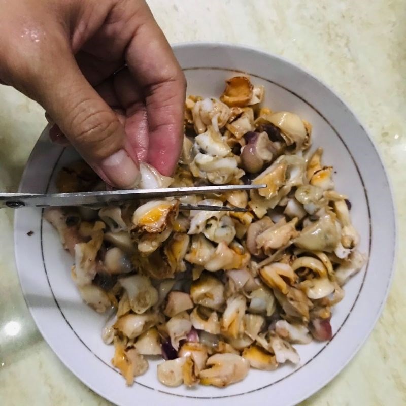 Bước 3 Hấp và cắt ốc tỏi Ốc tỏi nướng nước mắm (công thức được chia sẻ từ người dùng)