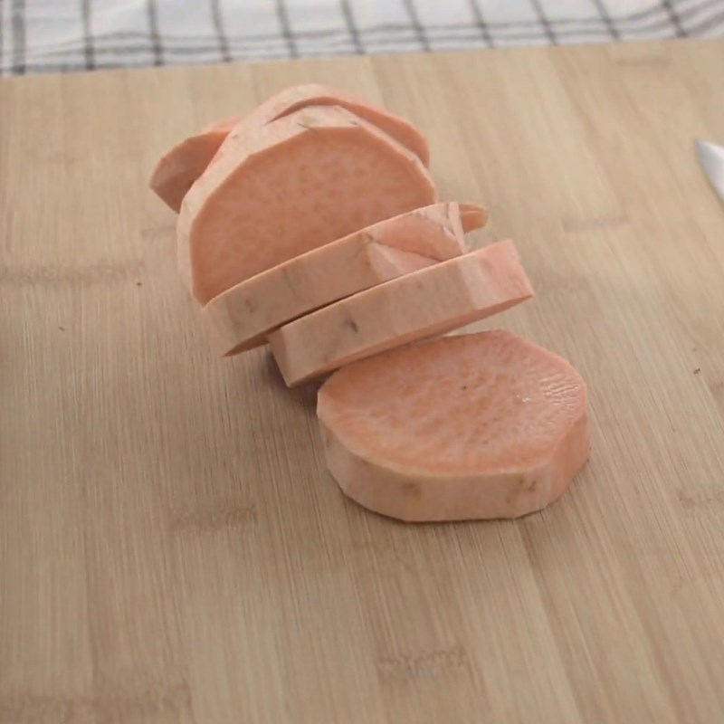 Bước 1 Hấp và nghiền khoai Bánh khoai lang yến mạch bằng nồi chiên không dầu