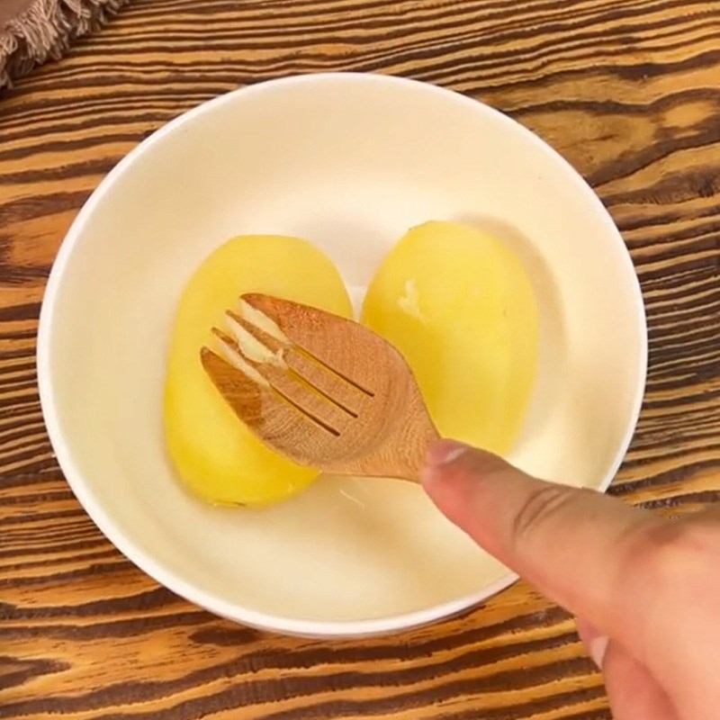 Bước 1 Hấp và nghiền khoai tây Bánh khoai tây hình nấm