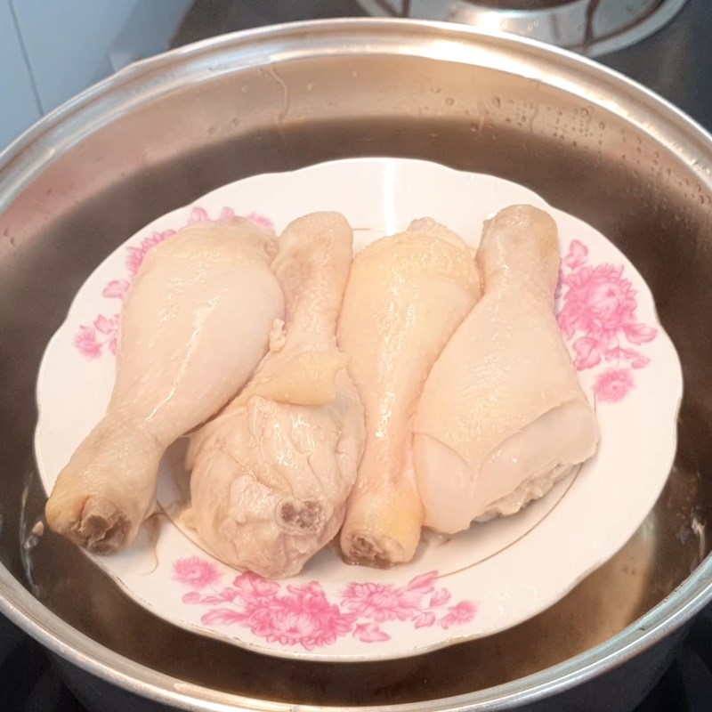 Bước 2 Hấp và ướp đùi gà Đùi gà chiên mật ong