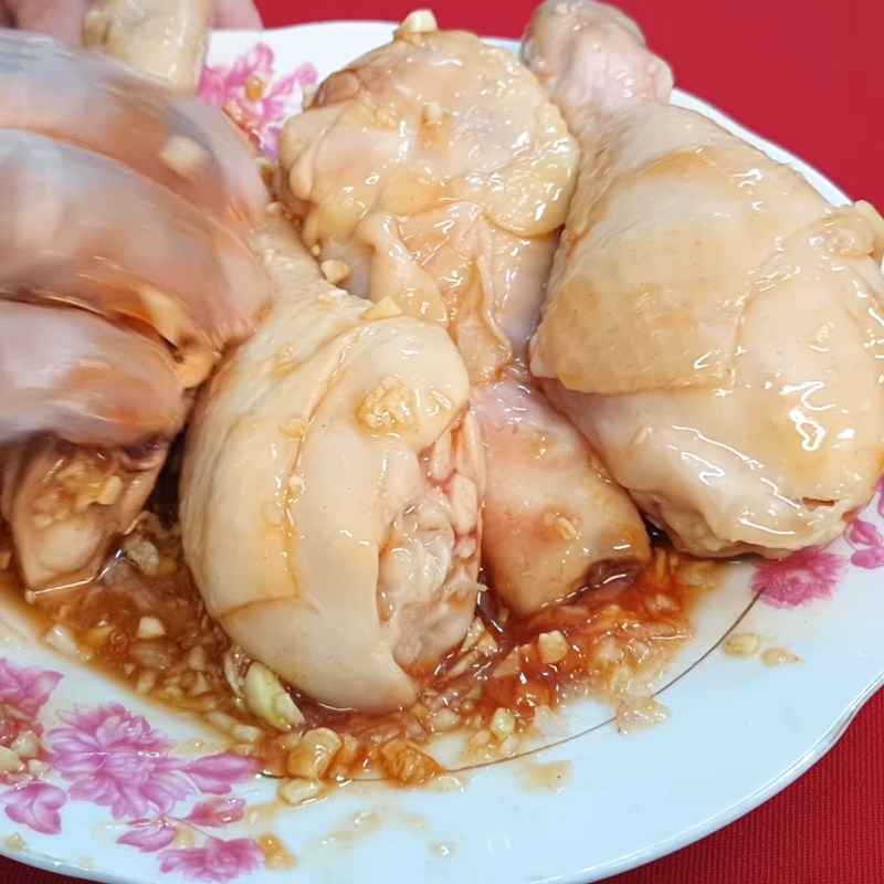 Bước 2 Hấp và ướp đùi gà Đùi gà chiên mật ong