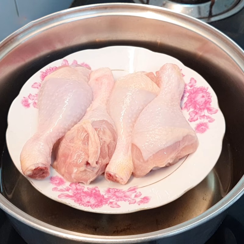 Bước 2 Hấp và ướp đùi gà Đùi gà chiên mật ong