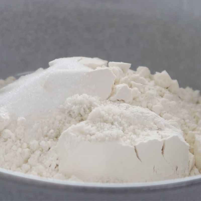 Bước 1 Hòa tan sữa, trộn bột khô Bánh mì mini nhân dâu tây