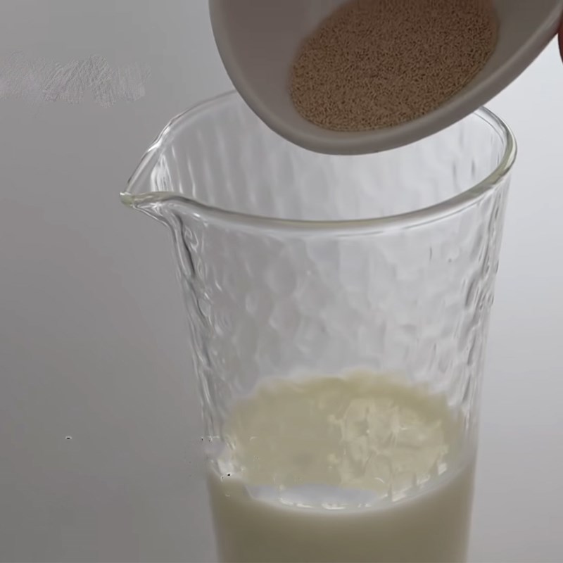 Bước 1 Hòa tan sữa, trộn bột khô Bánh mì mini nhân dâu tây
