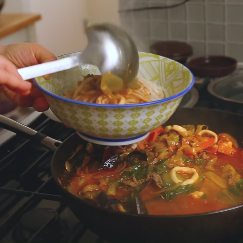 Bước 7 Hoàn thành Mì hải sản cay champong