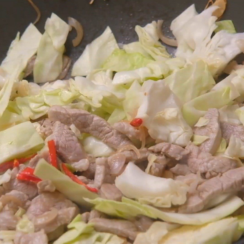 Bước 6 Hoàn thành Mì udon xào thịt heo