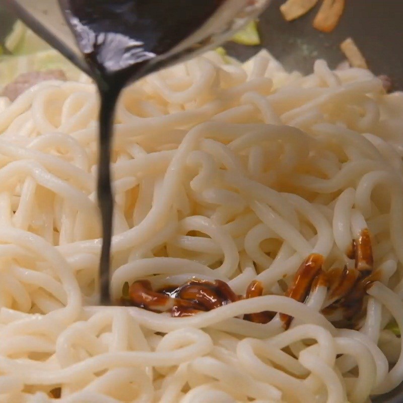 Bước 6 Hoàn thành Mì udon xào thịt heo