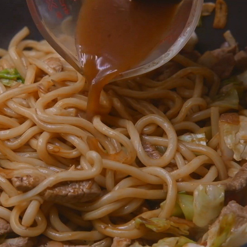 Bước 6 Hoàn thành Mì udon xào thịt heo