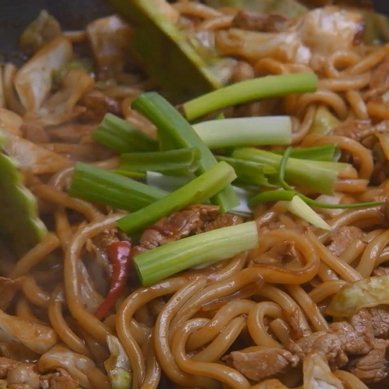 Bước 6 Hoàn thành Mì udon xào thịt heo