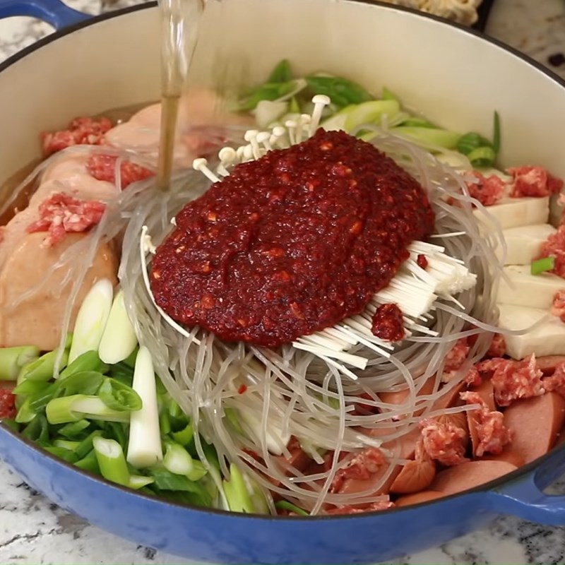 Bước 4 Hoàn thành Lẩu mì Hàn Quốc