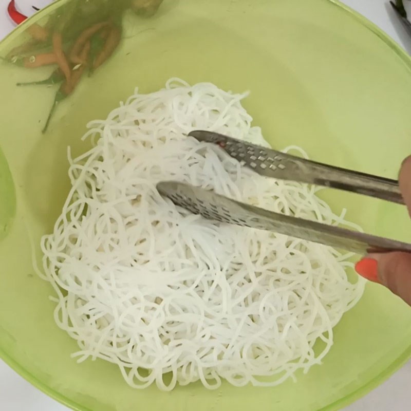 Bước 5 Hoàn thành Bún gạo xào lòng gà
