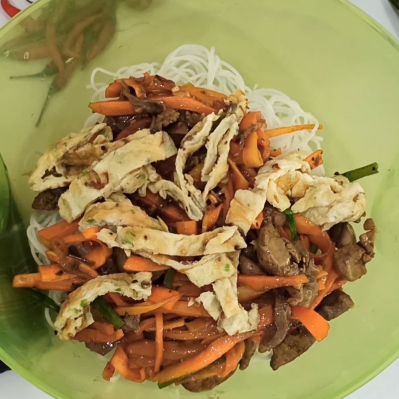 Bước 5 Hoàn thành Bún gạo xào lòng gà