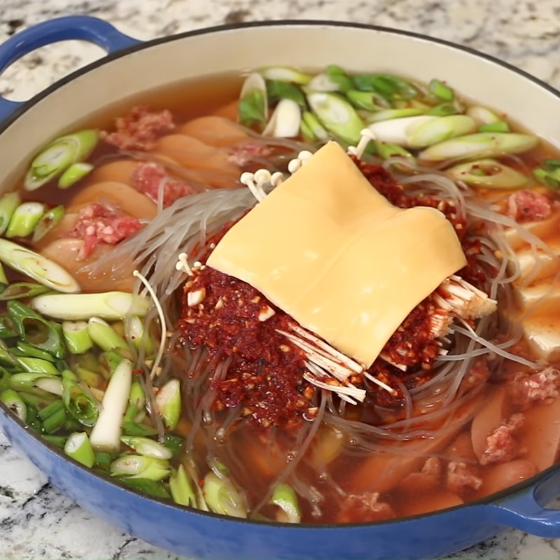 Bước 4 Hoàn thành Lẩu mì Hàn Quốc