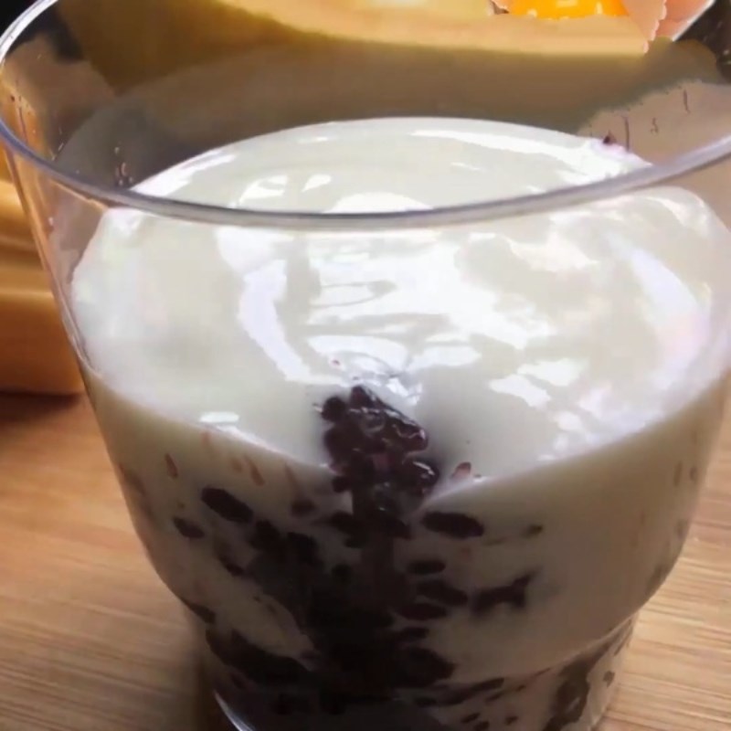 Bước 4 Hoàn thành Chè nếp cẩm sữa chua trái cây