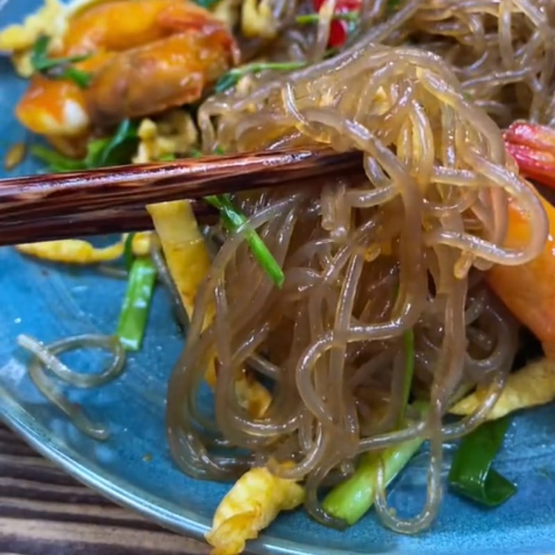 Bước 4 Hoàn thành Miến xào tôm kiểu Thái (Công thức được chia sẻ từ Tiktok Cách Nấu Ngon cùng Cách Nấu Ngon)