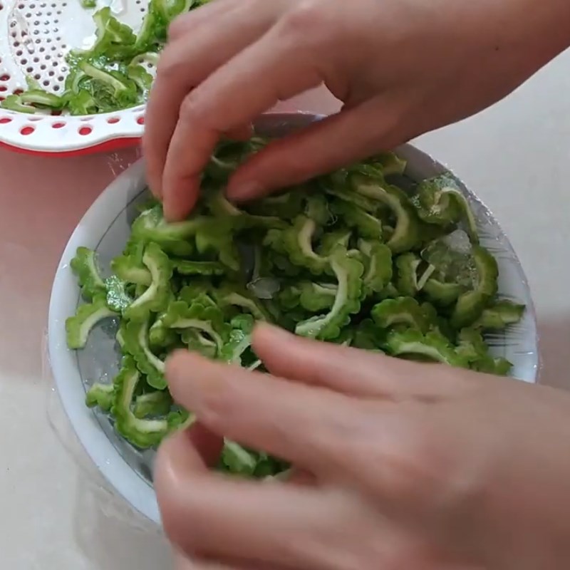 Bước 2 Hoàn thành Gỏi khổ qua chà bông