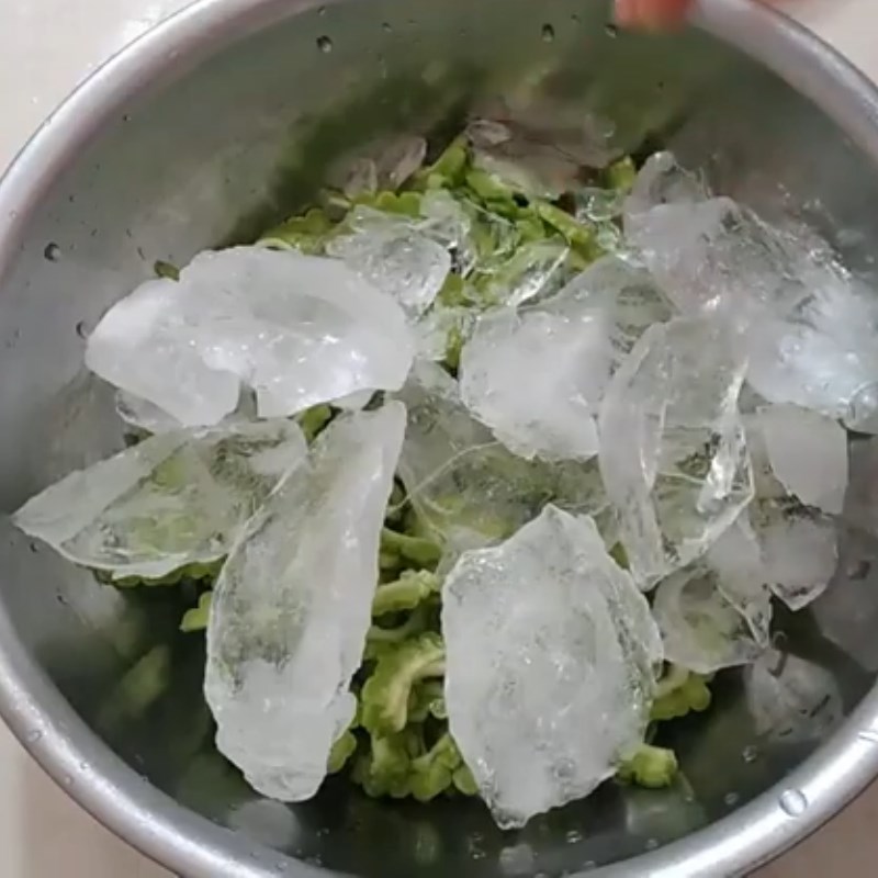 Bước 2 Hoàn thành Gỏi khổ qua chà bông