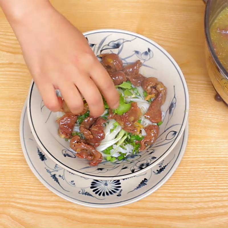 Bước 5 Hoàn thành Phở bò sốt vang