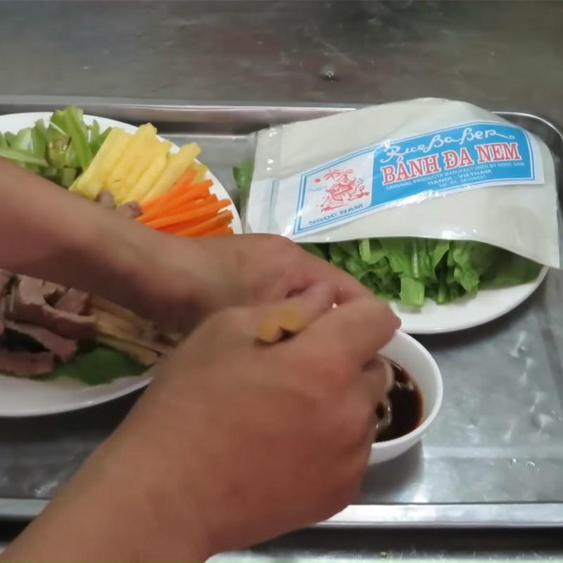 Bước 4 Hoàn thành Bò tái cuốn cải xanh