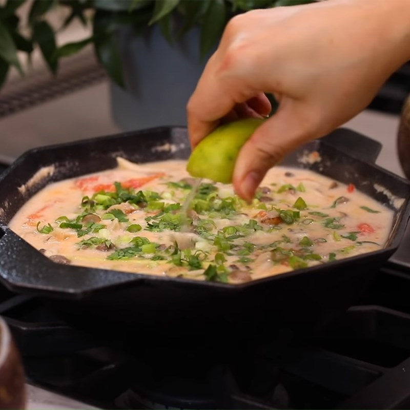 Bước 4 Hoàn thành Súp gà cốt dừa kiểu Thái - Tom Kha Gai