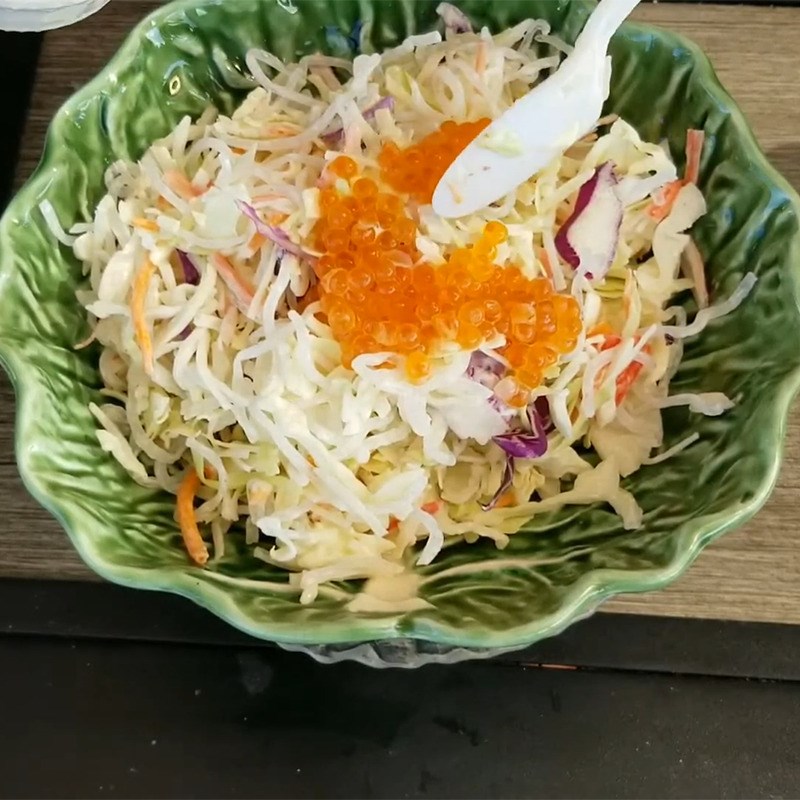 Bước 3 Hoàn thành Salad trứng cá hồi