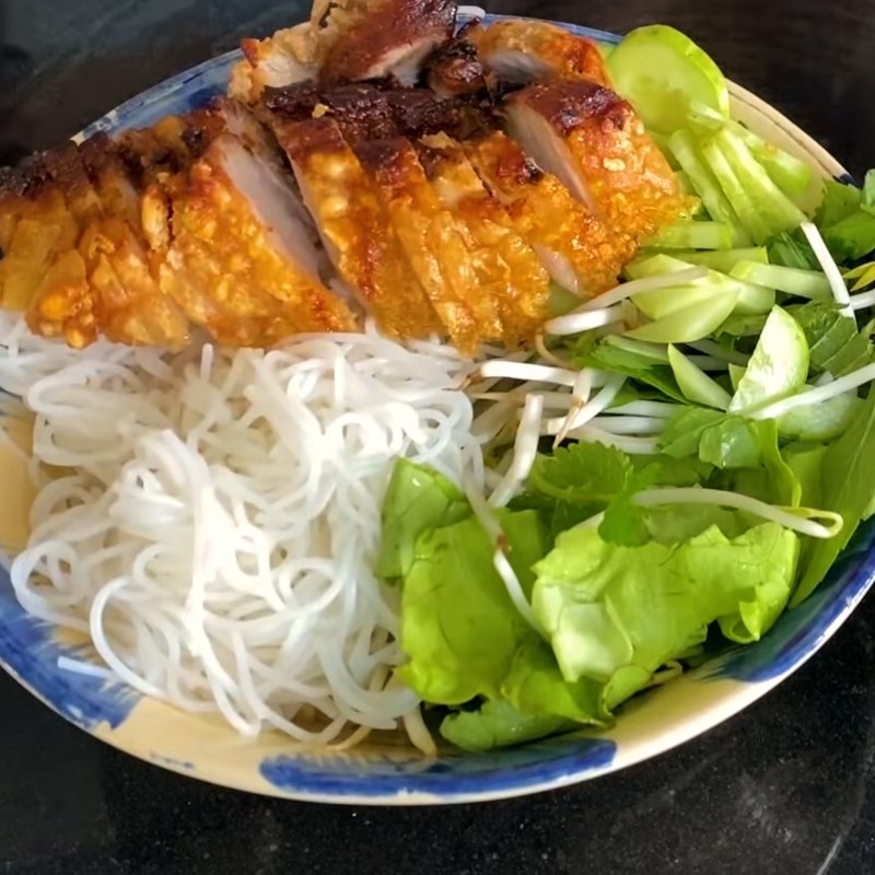 Bước 4 Hoàn thành Bún mắm nêm thịt quay