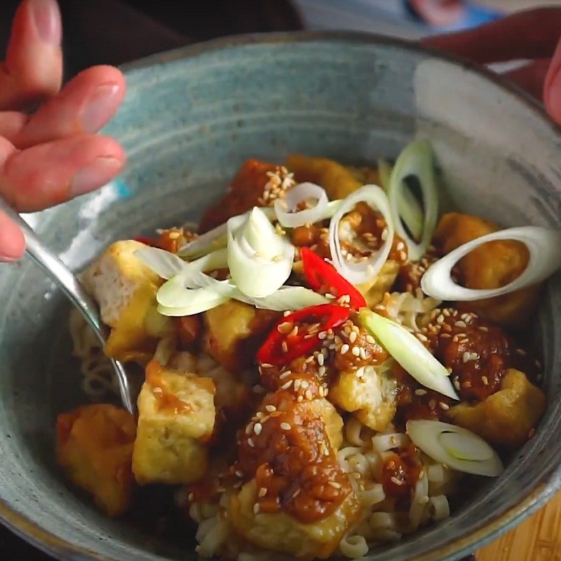 Bước 4 Hoàn thành Mì Udon sốt bơ đậu phộng